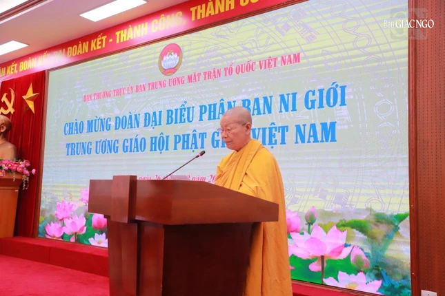 Ni trưởng Thích nữ Tín Liên phát biểu tại Ủy ban TƯMTTQVN