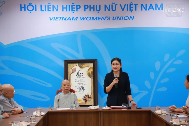 bà Tôn Ngọc Hạnh, Phó Chủ tịch T.Ư Hội Liên hiệp Phụ nữ VN tiếp đoàn