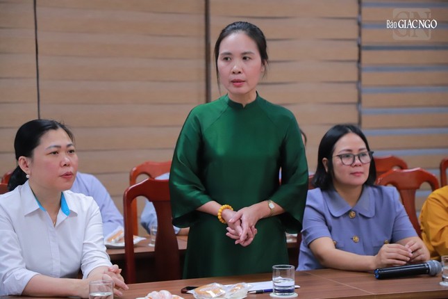 Bà Trần Thị Minh Nga giới thiệu đoàn chư Ni tại Trung ương Hội Liên hiệp Phụ nữ VN