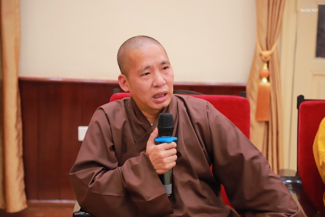 Thượng tọa Thích Thanh Tuấn ghi nhận những đề xuất, phát biểu của chư Ni để trình lên Ban Thường trực Hội đồng Trị sự