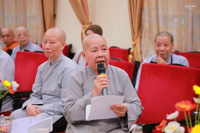 Ni trưởng Thích nữ Từ Nhẫn, Phó Trưởng Phân ban Ni giới T.Ư, Trưởng Phân ban Ni giới TP.HCM phát biểu tại buổi thăm chư tôn đức lãnh đạo Giáo hội