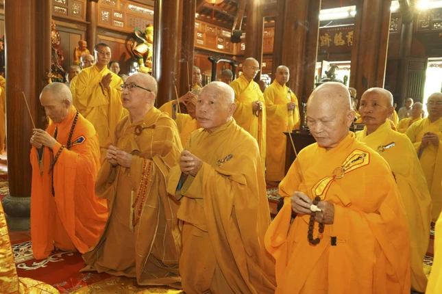 Chư tôn đức đã thành kính dâng hương tưởng niệm Hòa thượng Thích Long Giác
