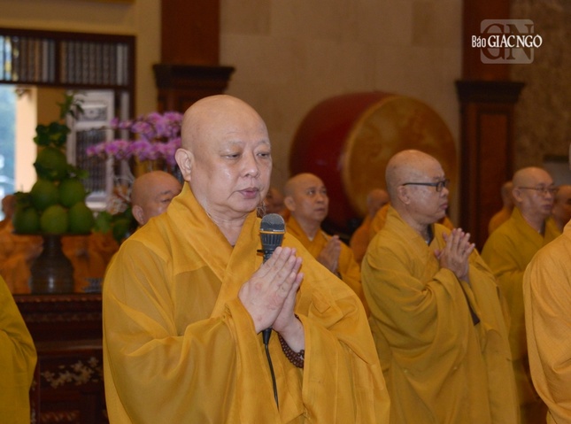 Hòa thượng Thích Lệ Trang, Trưởng ban Trị sự GHPGVN TP.HCM dẫn lễ thực hiện nghi thức Bố-tát Hòa thượng Thích Lệ Trang, Trưởng ban Trị sự GHPGVN TP.HCM dẫn lễ thực hiện nghi thức Bố-tát