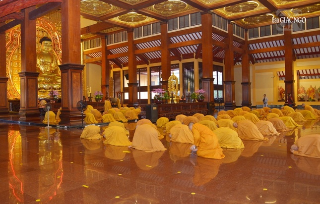 Chư tôn đức đảnh lễ Tam bảo, phát lồ sám hối theo pháp Chư tôn đức đảnh lễ Tam bảo, phát lồ sám hối theo pháp