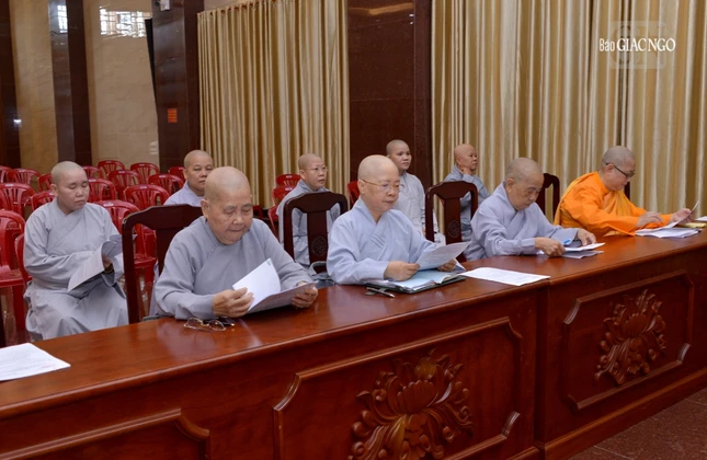 Chư Ni tham dự buổi họp