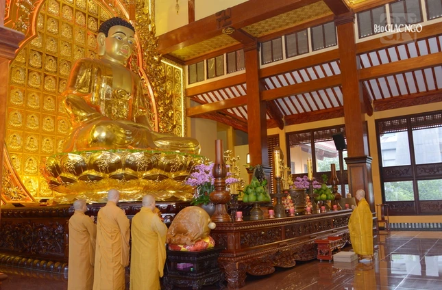 Đức Pháp chủ GHPGVN đảnh lễ Tam bảo tại chánh điện Việt Nam Quốc Tự