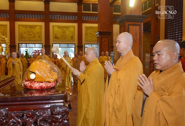 Giúp chúng xuất gia thanh tịnh Giúp chúng xuất gia thanh tịnh