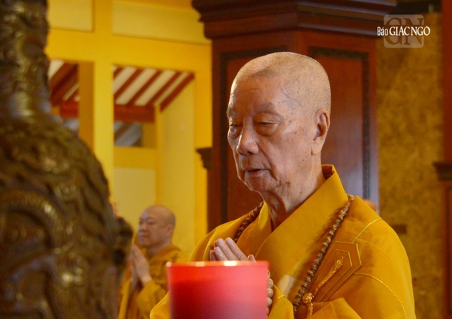 Đức Pháp chủ đảnh lễ Tam bảo tại chánh điện Việt Nam Quốc Tự Đức Pháp chủ đảnh lễ Tam bảo tại chánh điện Việt Nam Quốc Tự