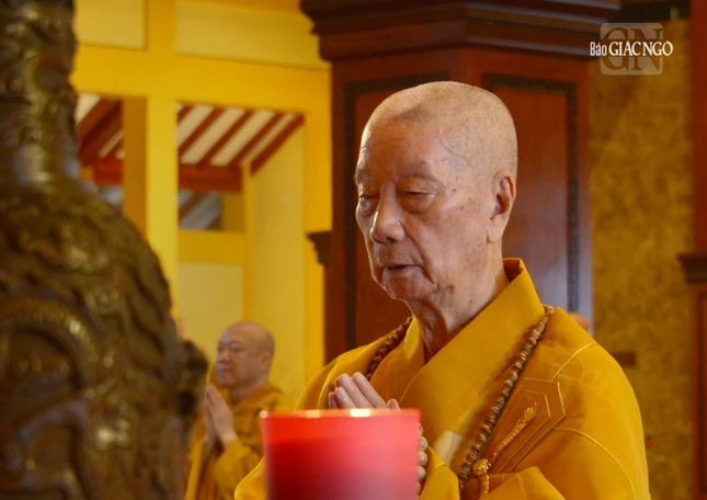 Đức Pháp chủ đảnh lễ Tam bảo tại chánh điện Việt Nam Quốc Tự