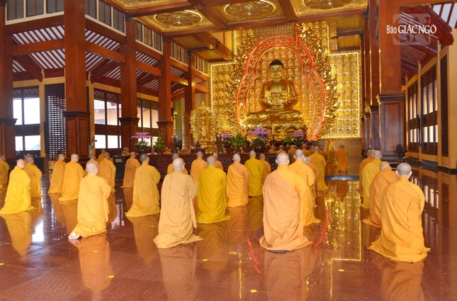 Chư tôn đức đảnh lễ Tam bảo