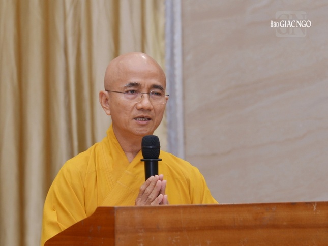 Thượng tọa Thích Thiện Quý, Phó Trưởng ban kiêm Chánh Thư ký Ban Trị sự GHPGVN TP.HCM trình kế hoạch tuần huân tu, dự kiến tổ chức vào tháng 12-2023