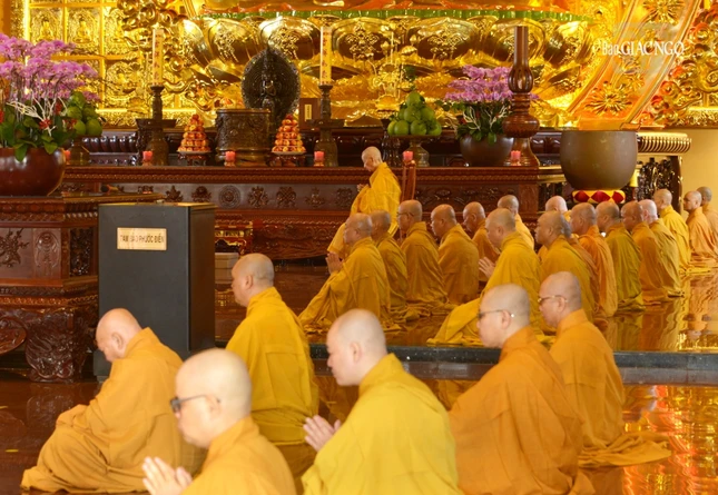 Đức Pháp chủ cùng đại chúng thính pháp