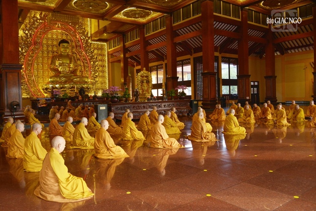 Chư Tăng vân tập định kỳ thính giới, cùng nhắc nhở nhau về giới pháp của hành giả xuất gia, nhằm nuôi lớn các thiện pháp, giới thân huệ mạng Chư Tăng vân tập định kỳ thính giới, cùng nhắc nhở nhau về giới pháp của hành giả xuất gia, nhằm nuôi lớn các thiện pháp, giới thân huệ mạng