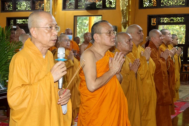 Chư tôn đức niêm hương, đảnh lễ Tam bảo