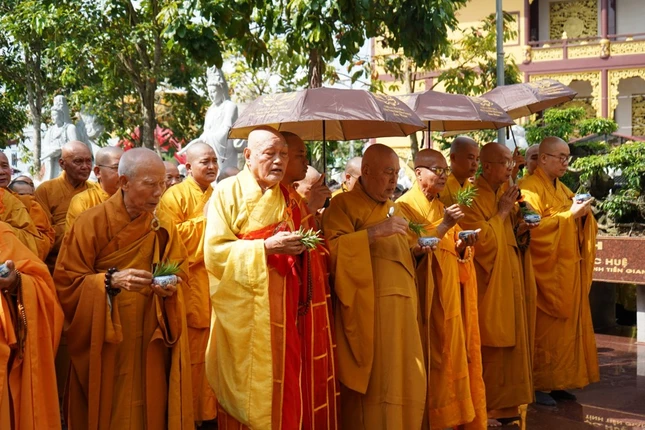 Chư tôn đức cử hành các nghi thức an vị bảo tượng Bồ-tát Quán Âm Tống Tử