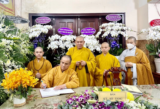 Thượng tọa viết sổ tang tưởng niệm - Ảnh: Tiểu Nhật Thượng tọa viết sổ tang tưởng niệm - Ảnh: Tiểu Nhật
