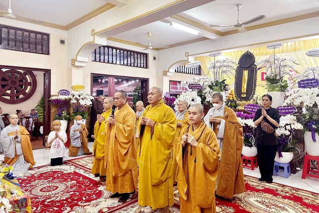 Thượng tọa Thích Tâm Hải cùng thành viên Thường trực Ban Thông tin - Truyền thông TP.HCM thắp hương tưởng niệm Ni sư Thích nữ Như Diệu - Ảnh: Tiểu Nhật Thượng tọa Thích Tâm Hải cùng thành viên Thường trực Ban Thông tin - Truyền thông TP.HCM thắp hương tưởng niệm Ni sư Thích nữ Như Diệu - Ảnh: Tiểu Nhật