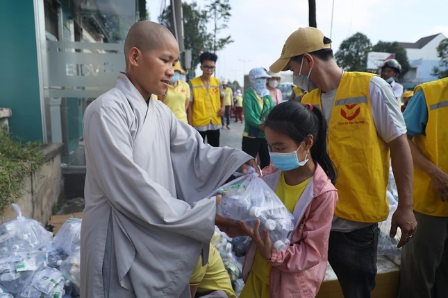 Ban Từ thiện xã hội chùa Bồ Đề Đạo Tràng trao quà đến các bệnh nhân nghèo