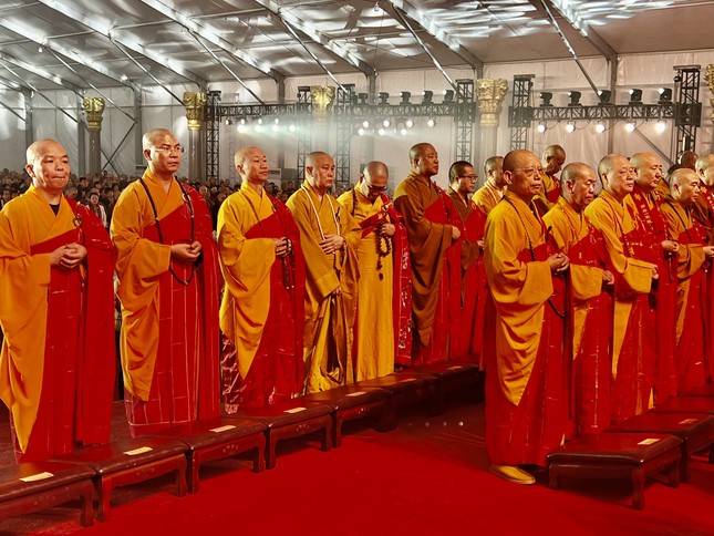 Chư Tăng các nước thực hiện nghi thức tại lễ khai mạc