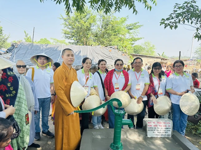 Đại đức Thích Giác Thọ cùng thành viên quỹ từ thiện Thọ Giác bàn giao giếng khoan cho người nghèo tại Ấn Độ - Ảnh: T.G