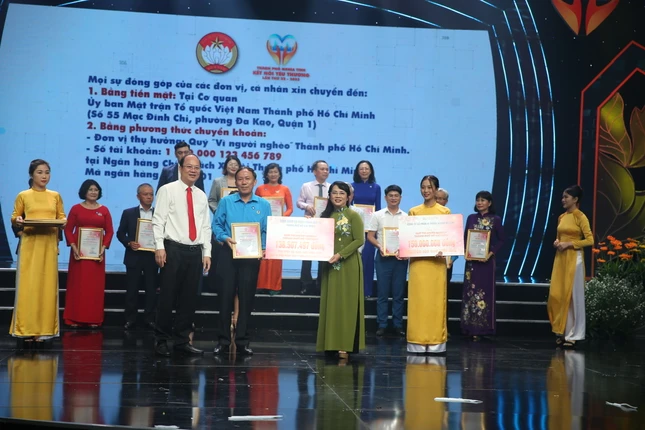 Các đơn vị trao bảng ủng hộ "Thành phố nghĩa tình kết nối yêu thương" - Ảnh: Long Hồ