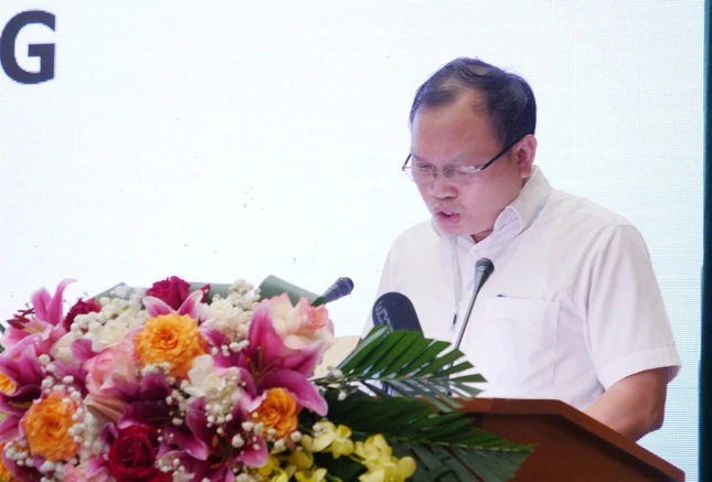 Nhà Nghiên cứu Đồng Ngọc Dưỡng trình bày tham luận trong phiên hội thảo đầu tiên