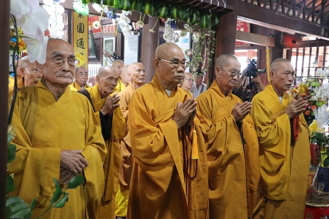 Chư tôn đức thành kính thắp nén tâm hương tưởng niệm Chư tôn đức thành kính thắp nén tâm hương tưởng niệm