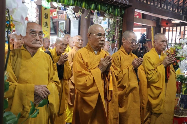 Chư tôn đức thành kính thắp nén tâm hương tưởng niệm