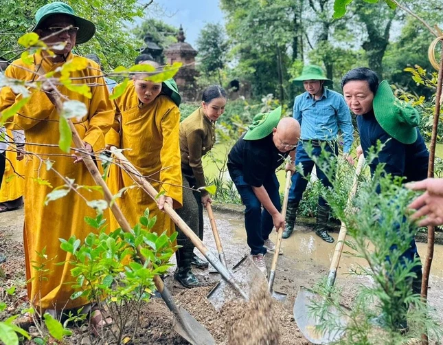 Phó Thủ tướng Trần Hồng Hà trồng cây xích tùng tại Yên Tử