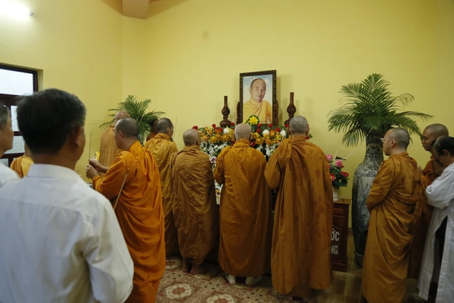 Dâng hương tưởng niệm Hòa thượng Thích Giác Tần tại tịnh xá Ngọc Duyên Dâng hương tưởng niệm Hòa thượng Thích Giác Tần tại tịnh xá Ngọc Duyên