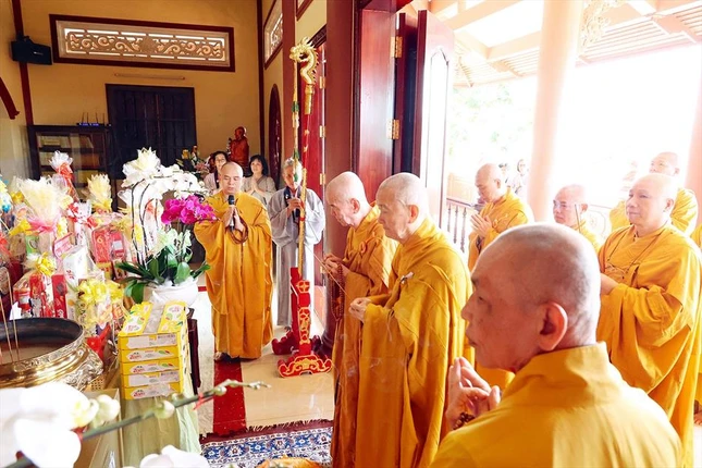 Chư vị giáo phẩm Hội đồng Chứng minh thắp hương tưởng niệm