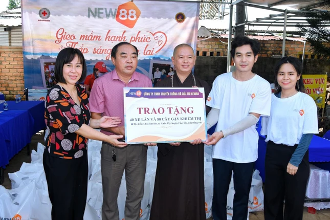 Đại đức Thích Pháp Tạng cùng lãnh đạo đại diện của các cơ quan tiếp nhận bảng tượng trưng và các phần quà từ tài trợ chính