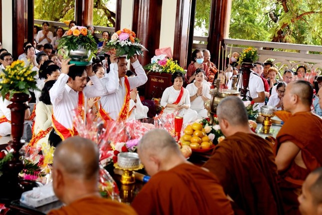 Phật tử dâng phẩm vật cúng dường chư Tăng Phật tử dâng phẩm vật cúng dường chư Tăng