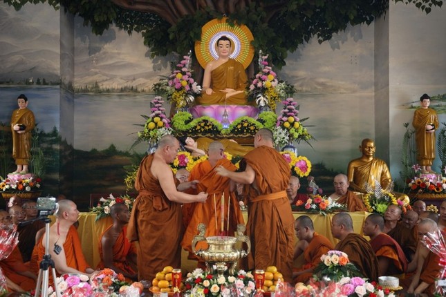 Chư tôn đức Tăng cử hành tuyên ngôn Tăng sự và thọ y Chư tôn đức Tăng cử hành tuyên ngôn Tăng sự và thọ y