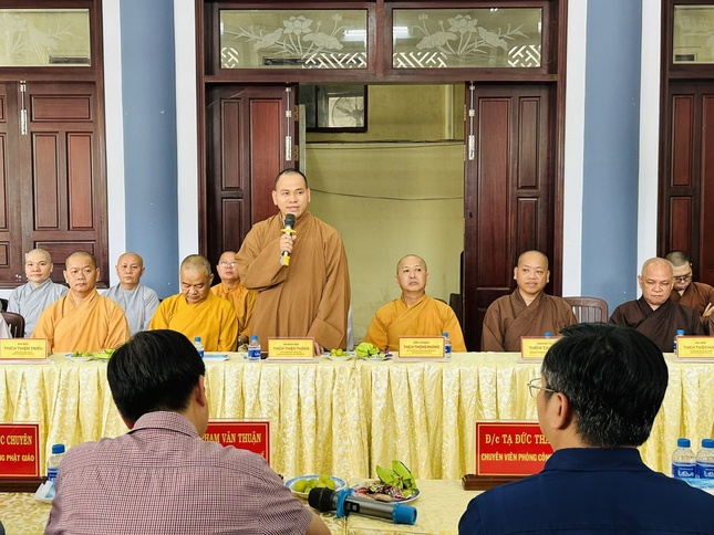 Thượng tọa Thích Thiện Thông phát biểu tại buổi làm việc