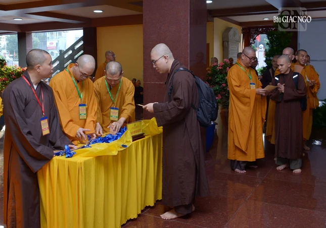 Giới tử làm thủ tục nhập phòng thi