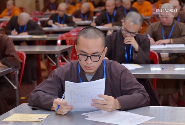 Giới tử làm bài thi