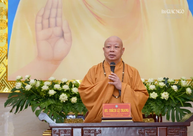 Hòa thượng Chánh Chủ đàn sách tấn các giới tử