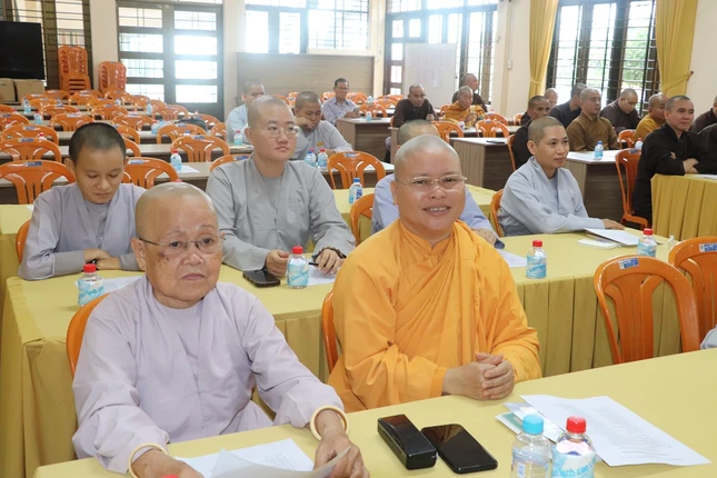 Chư Ni tham dự họp Chư Ni tham dự họp