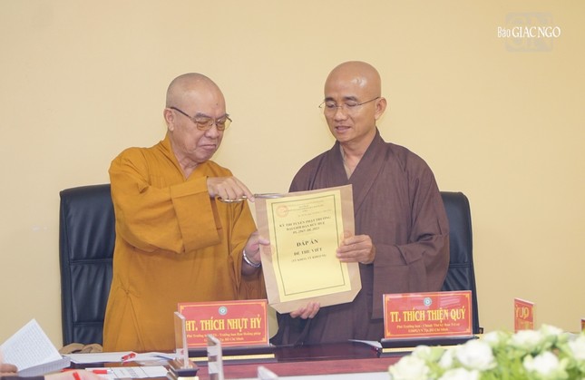 Hòa thượng Thích Nhật Hỷ, Thượng tọa Thích Thiện Quý kiểm tra phong bì đáp án