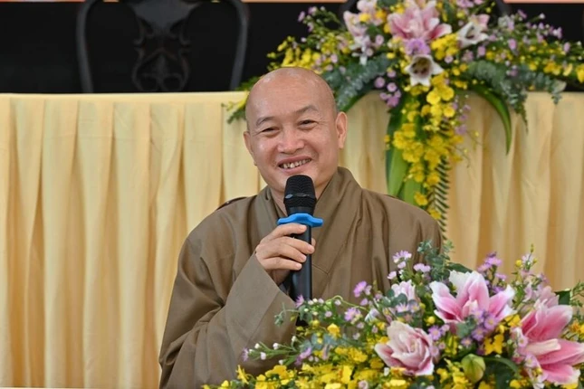Thượng tọa Thích Chiếu Hiền chủ tọa buổi trao đổi Phật pháp