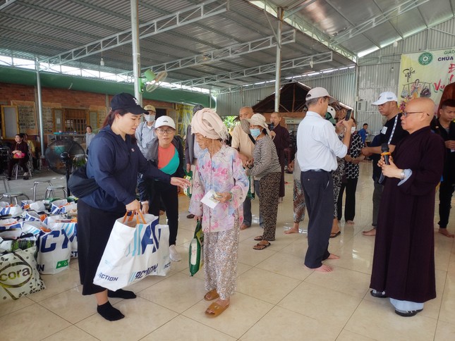 Ban Từ thiện thiền viện Vạn Hạnh trao quà đến hộ nghèo - Ảnh: CTV Ban Từ thiện thiền viện Vạn Hạnh trao quà đến hộ nghèo - Ảnh: CTV