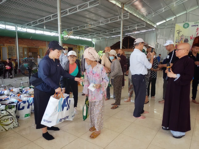 Ban Từ thiện thiền viện Vạn Hạnh trao quà đến hộ nghèo - Ảnh: CTV