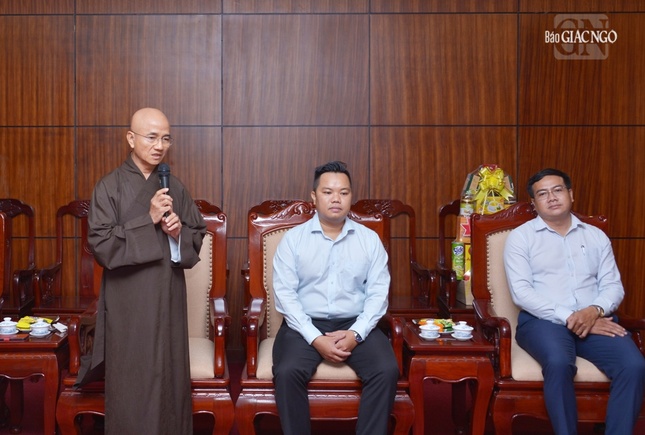 Thượng tọa Thích Thiện Quý, Phó Trưởng ban kiêm Chánh Thư ký Ban Trị sự TP.HCM giới thiệu chư tôn đức tham dự