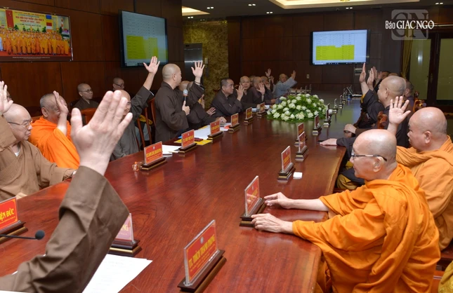 Chư tôn đức biểu quyết thông qua các hoạt động Phật sự Chư tôn đức biểu quyết thông qua các hoạt động Phật sự