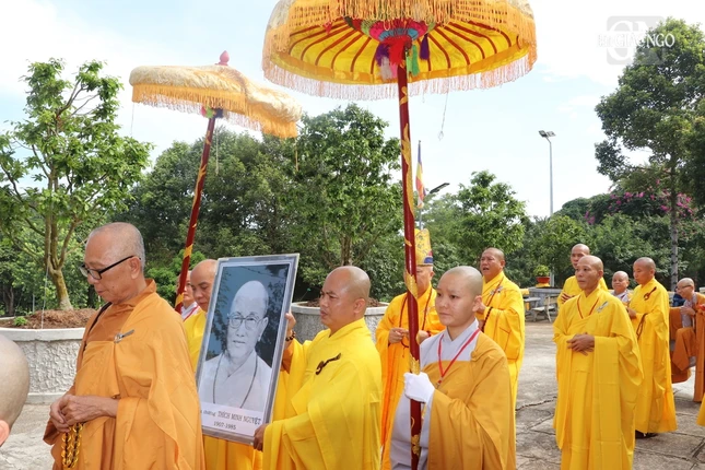 Cung thỉnh tôn ảnh Trưởng lão Hòa thượng Thích Minh Nguyệt đến điểm truyền giới Vạn Phật Đại Tòng Lâm
