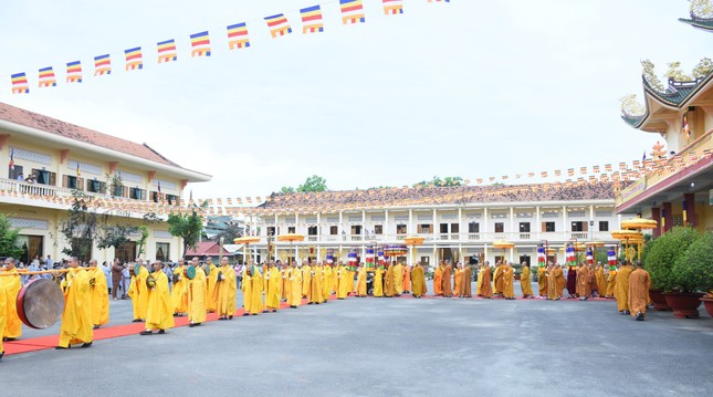 Cung thỉnh chư giới sư Đại giới đàn Huệ Đăng (năm 2022) - Ảnh Quảng Chuyên Cung thỉnh chư giới sư Đại giới đàn Huệ Đăng (năm 2022) - Ảnh Quảng Chuyên