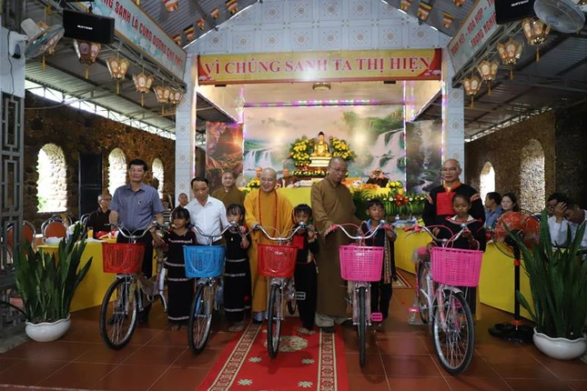 Tặng 5 chiếc xe đạp tới học sinh khó khăn tại chùa Hoa Nghiêm