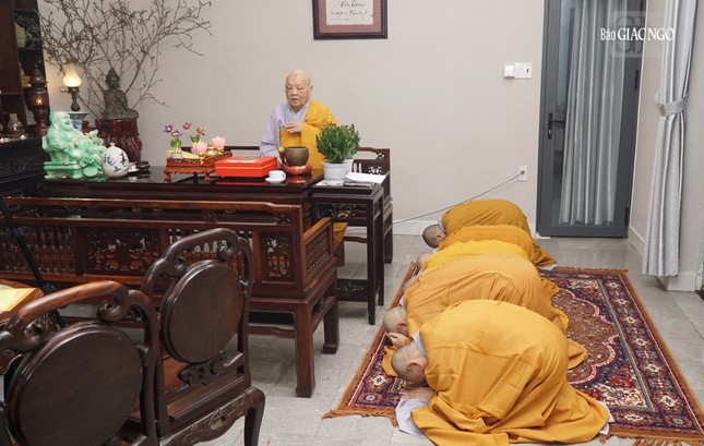 Đại diện Ban Kiến đàn (Ni) đảnh lễ Ni trưởng Thích nữ Tịnh Nguyện