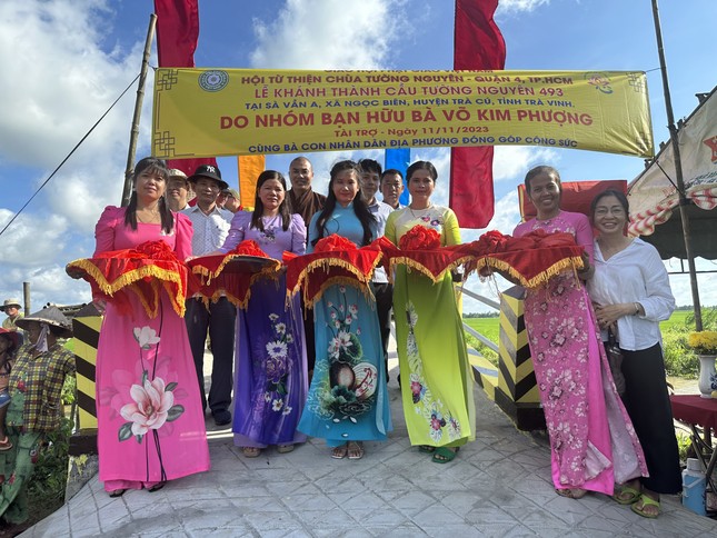 Cắt băng khánh thành cầu bê-tông Tường Nguyên 493 - Ảnh: TN